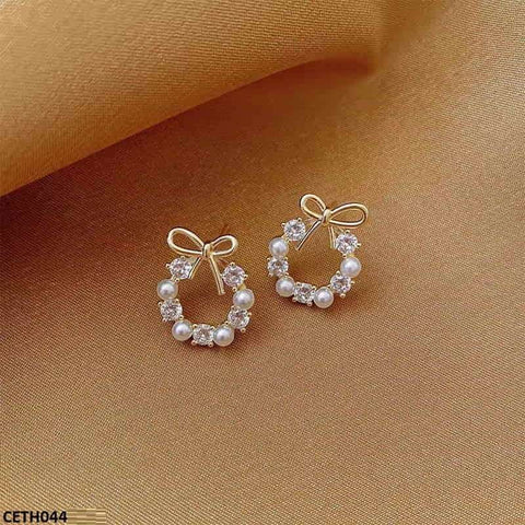 Enhance your style with CETH044 SGC Pearl Bow Tops Pair. These elegant fashion accessories from TJ Wholesale Pakistan are designed to make a statement. Made with high-quality artificial materials, these fashion jewelry pieces are a must-have for any fashionista.