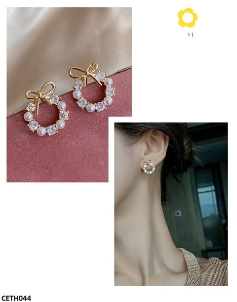 Enhance your style with CETH044 SGC Pearl Bow Tops Pair. These elegant fashion accessories from TJ Wholesale Pakistan are designed to make a statement. Made with high-quality artificial materials, these fashion jewelry pieces are a must-have for any fashionista.