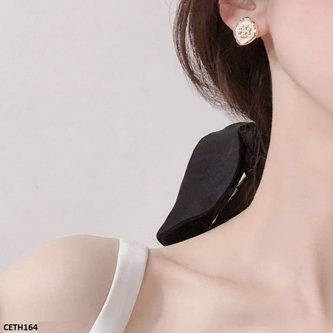 The CETH164 SYB Ear Tops Pair will give your ensemble a stylish touch. These sophisticated fashion jewelry items lend a sense of refinement to your ensemble because they are crafted from premium materials. These artificial jewelry pieces, from TJ Wholesale, Pakistan , are a wonderful addition to any wardrobe.