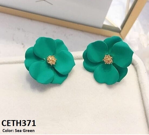 Crafted with precision, the CETH371 LSH Painted Flower Stud Tops Pair - CETH adds a touch of elegance to your wardrobe. These stylish fashion accessories are the perfect addition to any outfit, providing a classic and timeless appeal. Made with high-quality materials, this pair is a must-have for any fashion-forward individual.