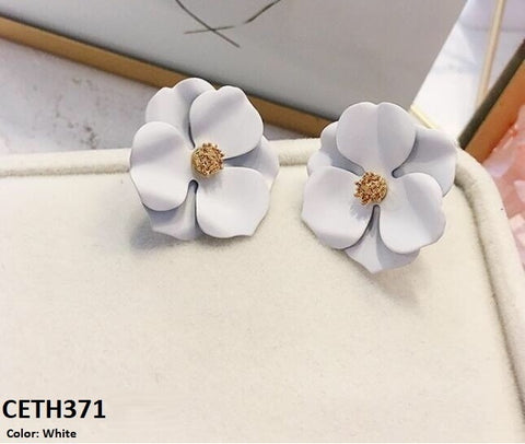 Crafted with precision, the CETH371 LSH Painted Flower Stud Tops Pair - CETH adds a touch of elegance to your wardrobe. These stylish fashion accessories are the perfect addition to any outfit, providing a classic and timeless appeal. Made with high-quality materials, this pair is a must-have for any fashion-forward individual.