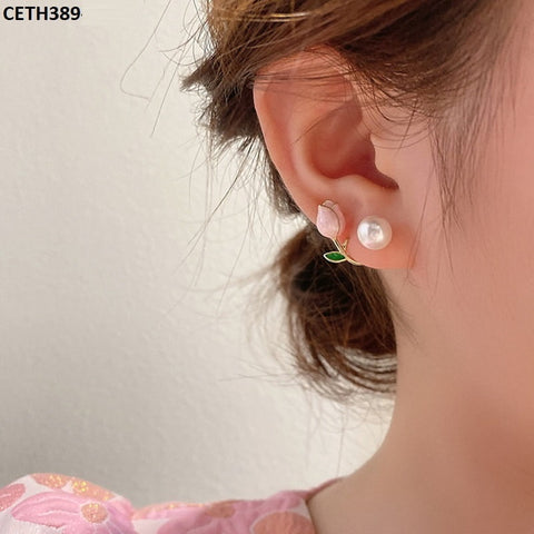 Elevate your style with the CETH389 LSH Pearl Flower Tops Pair. Made with high-quality fashion jewelry, these stunning artificial jewelry pieces are the perfect fashion accessories. From TJ Wholesale Pakistan, you can trust in their exceptional craftsmanship and elegant design. Elevate your look with this must-have statement piece.