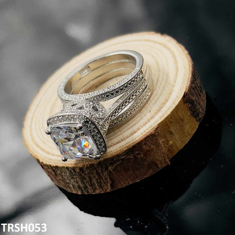 TJ Wholesale Pakistan's TRSH053 GWH Up Level Cushion Ring is a trendy and sophisticated artificial jewelry item. This stylish accessory will give your clothes a sophisticated touch and uplift any ensemble. It's the ideal complement to your jewelry collection, expertly crafted with meticulous attention to detail.