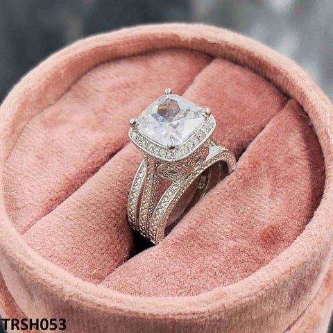 TJ Wholesale Pakistan's TRSH053 GWH Up Level Cushion Ring is a trendy and sophisticated artificial jewelry item. This stylish accessory will give your clothes a sophisticated touch and uplift any ensemble. It's the ideal complement to your jewelry collection, expertly crafted with meticulous attention to detail.