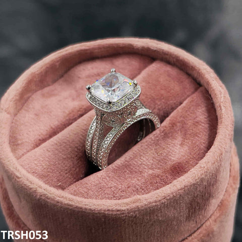 TJ Wholesale Pakistan's TRSH053 GWH Up Level Cushion Ring is a trendy and sophisticated artificial jewelry item. This stylish accessory will give your clothes a sophisticated touch and uplift any ensemble. It's the ideal complement to your jewelry collection, expertly crafted with meticulous attention to detail.