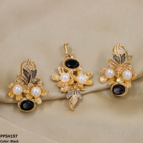 This PPSH197 MZM Flower Leaf's Pendant Set is a beautiful fashion accessory from TJ Wholesale Pakistan. Made from high-quality materials, this fashion jewelry is perfect for adding a touch of elegance to any outfit. With its intricately designed flower and leaf pendant, this set is a must-have for any fashion-forward individual.