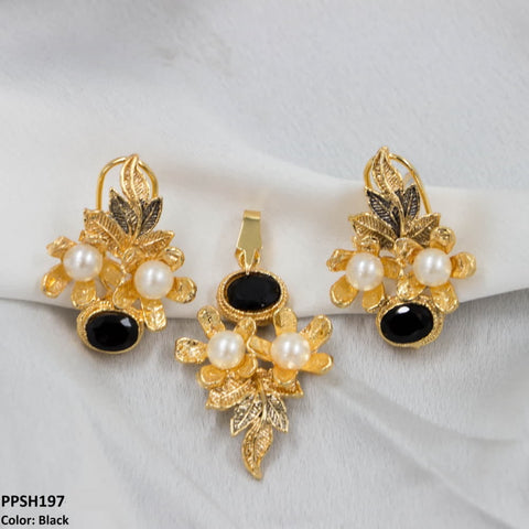 This PPSH197 MZM Flower Leaf's Pendant Set is a beautiful fashion accessory from TJ Wholesale Pakistan. Made from high-quality materials, this fashion jewelry is perfect for adding a touch of elegance to any outfit. With its intricately designed flower and leaf pendant, this set is a must-have for any fashion-forward individual.
