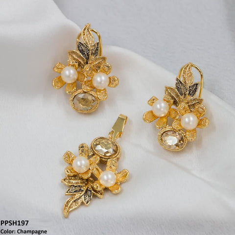 This PPSH197 MZM Flower Leaf's Pendant Set is a beautiful fashion accessory from TJ Wholesale Pakistan. Made from high-quality materials, this fashion jewelry is perfect for adding a touch of elegance to any outfit. With its intricately designed flower and leaf pendant, this set is a must-have for any fashion-forward individual.