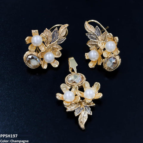 This PPSH197 MZM Flower Leaf's Pendant Set is a beautiful fashion accessory from TJ Wholesale Pakistan. Made from high-quality materials, this fashion jewelry is perfect for adding a touch of elegance to any outfit. With its intricately designed flower and leaf pendant, this set is a must-have for any fashion-forward individual.