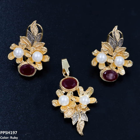 This PPSH197 MZM Flower Leaf's Pendant Set is a beautiful fashion accessory from TJ Wholesale Pakistan. Made from high-quality materials, this fashion jewelry is perfect for adding a touch of elegance to any outfit. With its intricately designed flower and leaf pendant, this set is a must-have for any fashion-forward individual.