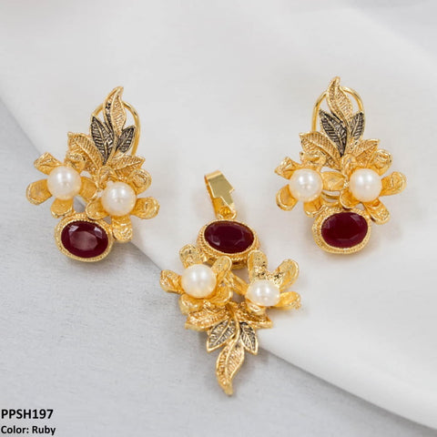 This PPSH197 MZM Flower Leaf's Pendant Set is a beautiful fashion accessory from TJ Wholesale Pakistan. Made from high-quality materials, this fashion jewelry is perfect for adding a touch of elegance to any outfit. With its intricately designed flower and leaf pendant, this set is a must-have for any fashion-forward individual.