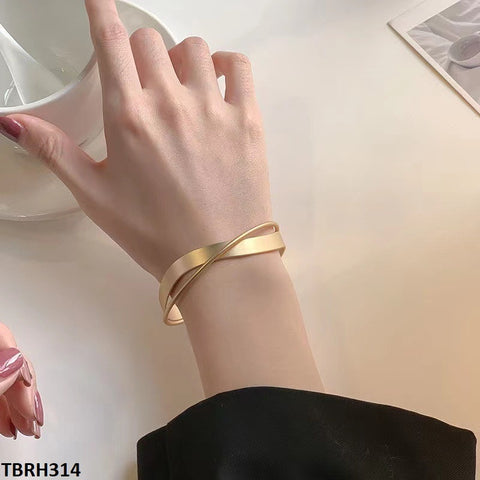 The TBRH314 XST Hand Bracelet Adjustable is a stylish fashion accessory from TJ Wholesale Pakistan. It adds a touch of sophistication to any outfit, with its artificial jewelry design. This adjustable bracelet is the perfect addition to your fashion jewelry collection.