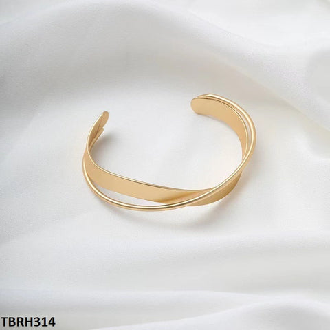 The TBRH314 XST Hand Bracelet Adjustable is a stylish fashion accessory from TJ Wholesale Pakistan. It adds a touch of sophistication to any outfit, with its artificial jewelry design. This adjustable bracelet is the perfect addition to your fashion jewelry collection.