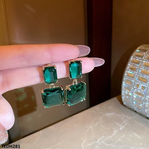 Expertly crafted to complement any outfit, these TEDH281 SYB Teardrop Earrings from TJ Wholesale Pakistan are the perfect fashion accessory. Made with high-quality materials, they are a stylish addition to any jewelry collection. Elevate your style with these beautiful and affordable artificial jewelry pieces.