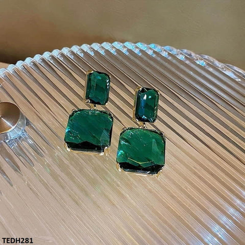 Expertly crafted to complement any outfit, these TEDH281 SYB Teardrop Earrings from TJ Wholesale Pakistan are the perfect fashion accessory. Made with high-quality materials, they are a stylish addition to any jewelry collection. Elevate your style with these beautiful and affordable artificial jewelry pieces.