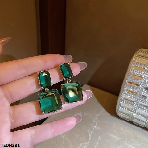 Expertly crafted to complement any outfit, these TEDH281 SYB Teardrop Earrings from TJ Wholesale Pakistan are the perfect fashion accessory. Made with high-quality materials, they are a stylish addition to any jewelry collection. Elevate your style with these beautiful and affordable artificial jewelry pieces.