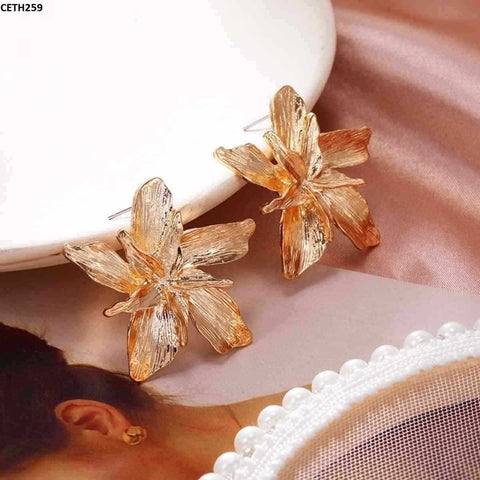 The CETH259 JMN Flower Tops Pair will give your outfit a refined touch. These trendy accessories from TJ Wholesale Pakistan are made of premium fashion jewelry and artificial jewelry, making them the ideal finishing touch for any ensemble. With these gorgeous shoes, you can up your style game.