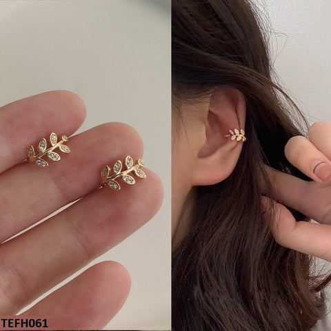 This TEFH061 JMN Leaf Single Ear Cuff adds a touch of elegance to any outfit. Made with fashion jewelry, this artificial jewelry piece is a must-have fashion accessory from TJ Wholesale Pakistan. Elevate your style with this unique and fashionable ear cuff.