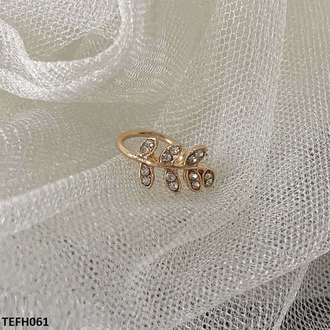 This TEFH061 JMN Leaf Single Ear Cuff adds a touch of elegance to any outfit. Made with fashion jewelry, this artificial jewelry piece is a must-have fashion accessory from TJ Wholesale Pakistan. Elevate your style with this unique and fashionable ear cuff.