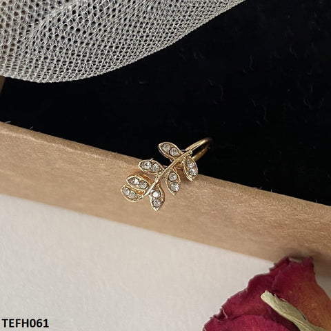This TEFH061 JMN Leaf Single Ear Cuff adds a touch of elegance to any outfit. Made with fashion jewelry, this artificial jewelry piece is a must-have fashion accessory from TJ Wholesale Pakistan. Elevate your style with this unique and fashionable ear cuff.
