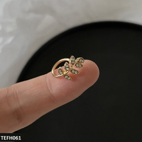 This TEFH061 JMN Leaf Single Ear Cuff adds a touch of elegance to any outfit. Made with fashion jewelry, this artificial jewelry piece is a must-have fashion accessory from TJ Wholesale Pakistan. Elevate your style with this unique and fashionable ear cuff.