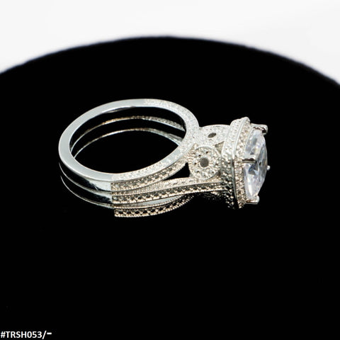 TJ Wholesale Pakistan's TRSH053 GWH Up Level Cushion Ring is a trendy and sophisticated artificial jewelry item. This stylish accessory will give your clothes a sophisticated touch and uplift any ensemble. It's the ideal complement to your jewelry collection, expertly crafted with meticulous attention to detail.