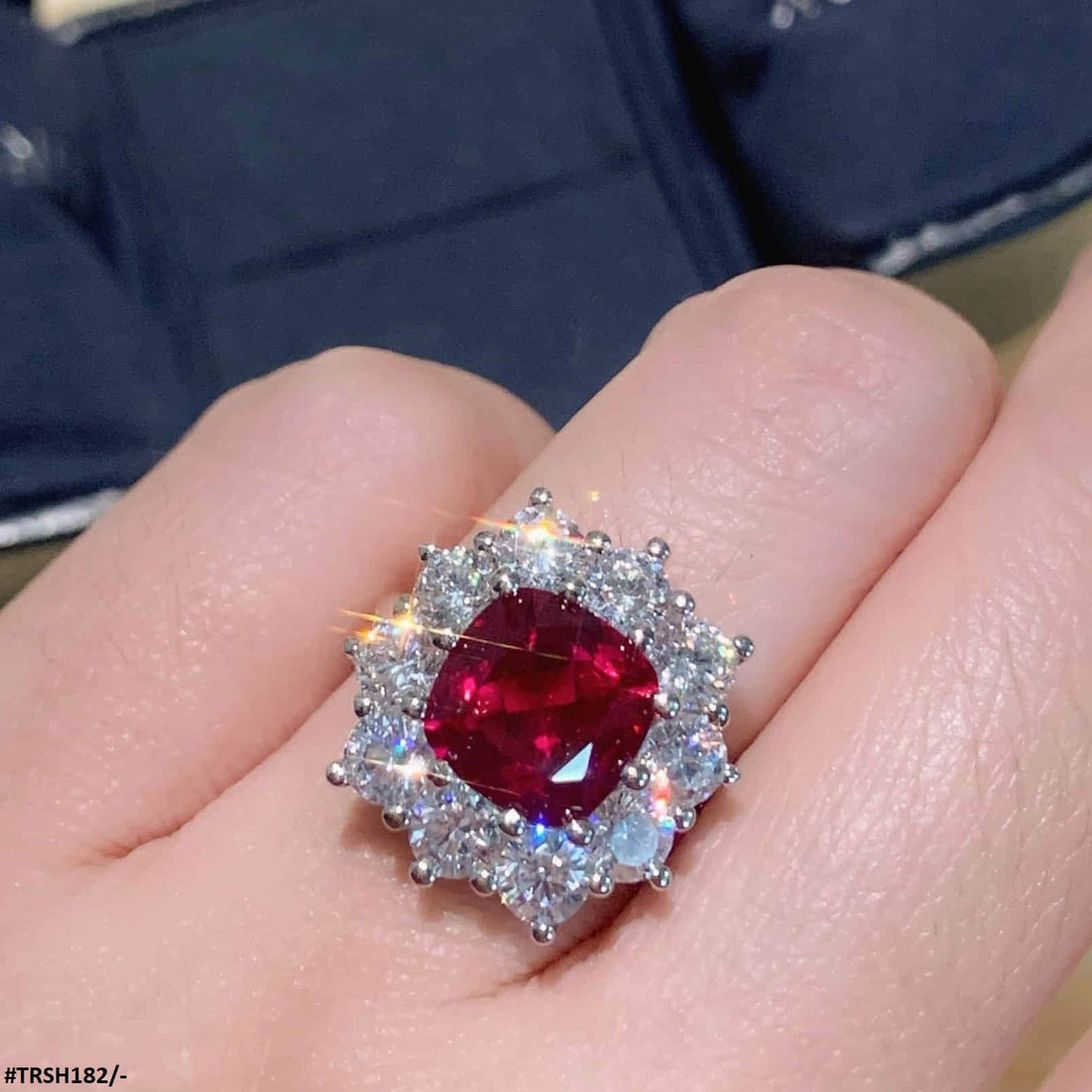 The Round Tapered Adjustable Ring TRSH182 KRL will enhance your fashion jewelry collection. This fashionable accessory, which is offered by TJ Wholesale Pakistan, gives a hint of refinement to any ensemble. Because of its adjustable feature, which ensures a great fit, it's a flexible wardrobe addition.