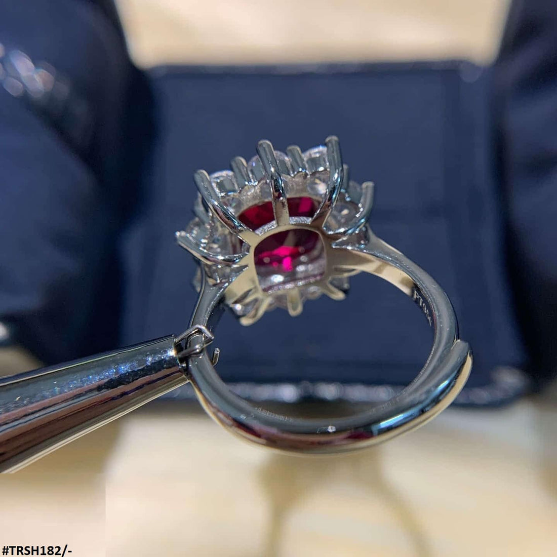 The Round Tapered Adjustable Ring TRSH182 KRL will enhance your fashion jewelry collection. This fashionable accessory, which is offered by TJ Wholesale Pakistan, gives a hint of refinement to any ensemble. Because of its adjustable feature, which ensures a great fit, it's a flexible wardrobe addition.